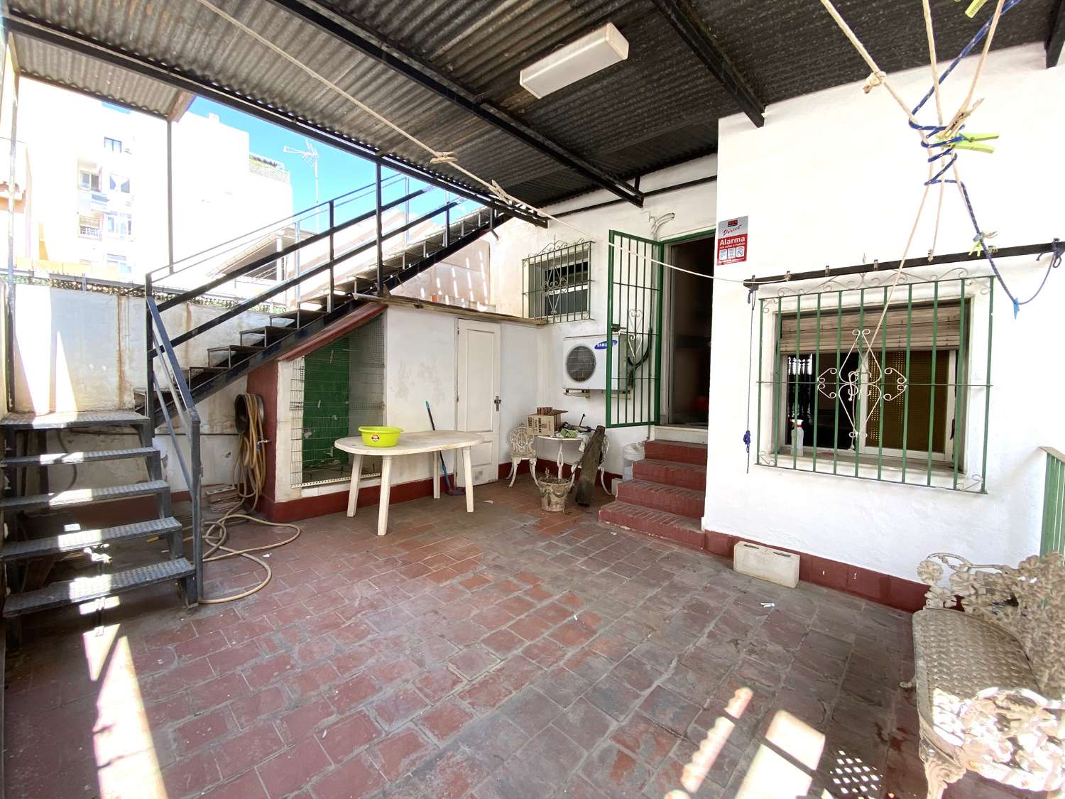HUS MED TRE SOVRUM BARA NÅGRA MINUTER FRÅN DEN HISTORISKA STADSKÄRNAN I MALAGA