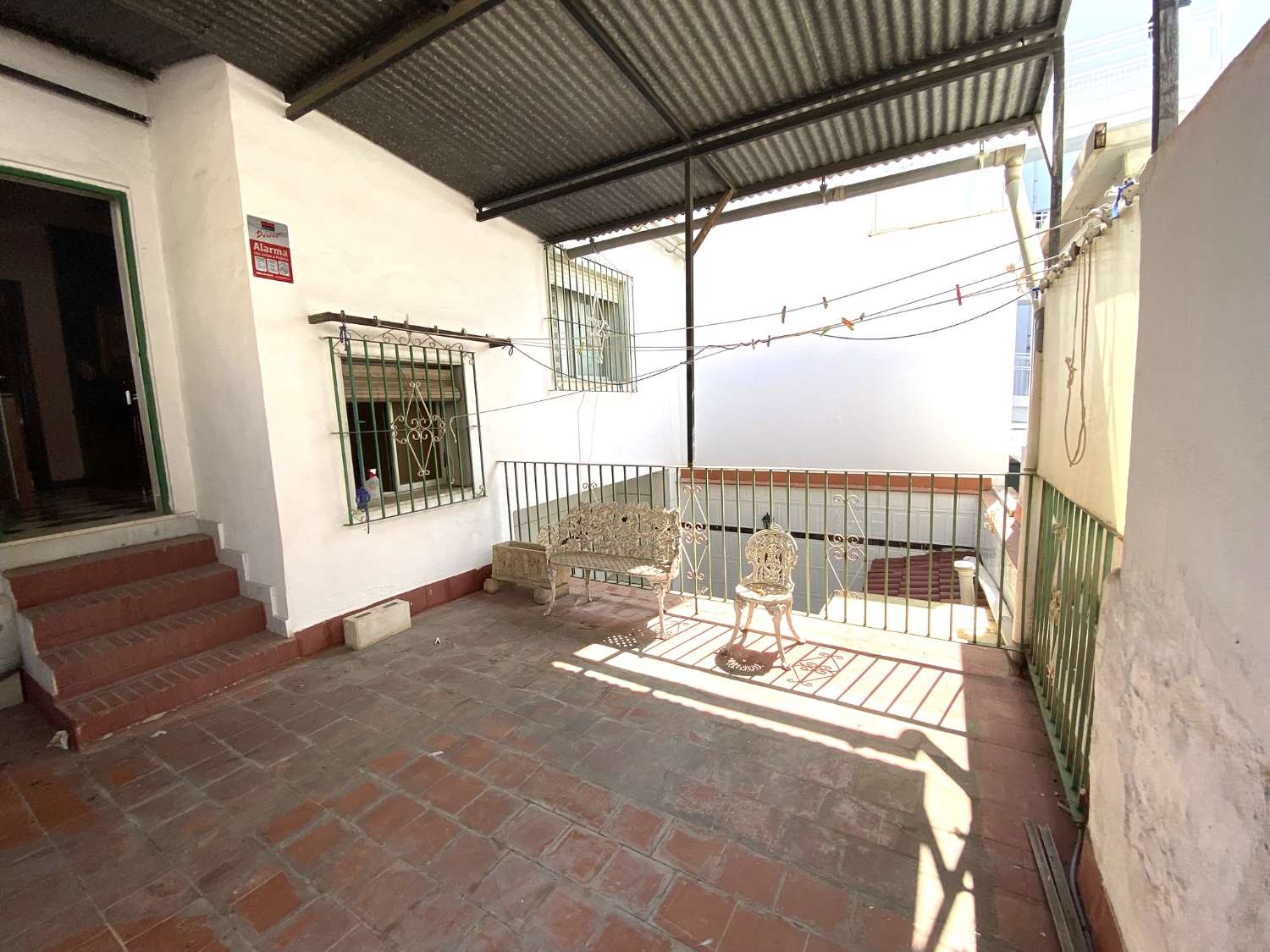 HUS MED TRE SOVRUM BARA NÅGRA MINUTER FRÅN DEN HISTORISKA STADSKÄRNAN I MALAGA