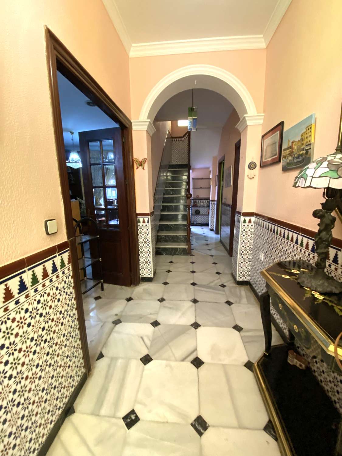 HUS MED TRE SOVRUM BARA NÅGRA MINUTER FRÅN DEN HISTORISKA STADSKÄRNAN I MALAGA