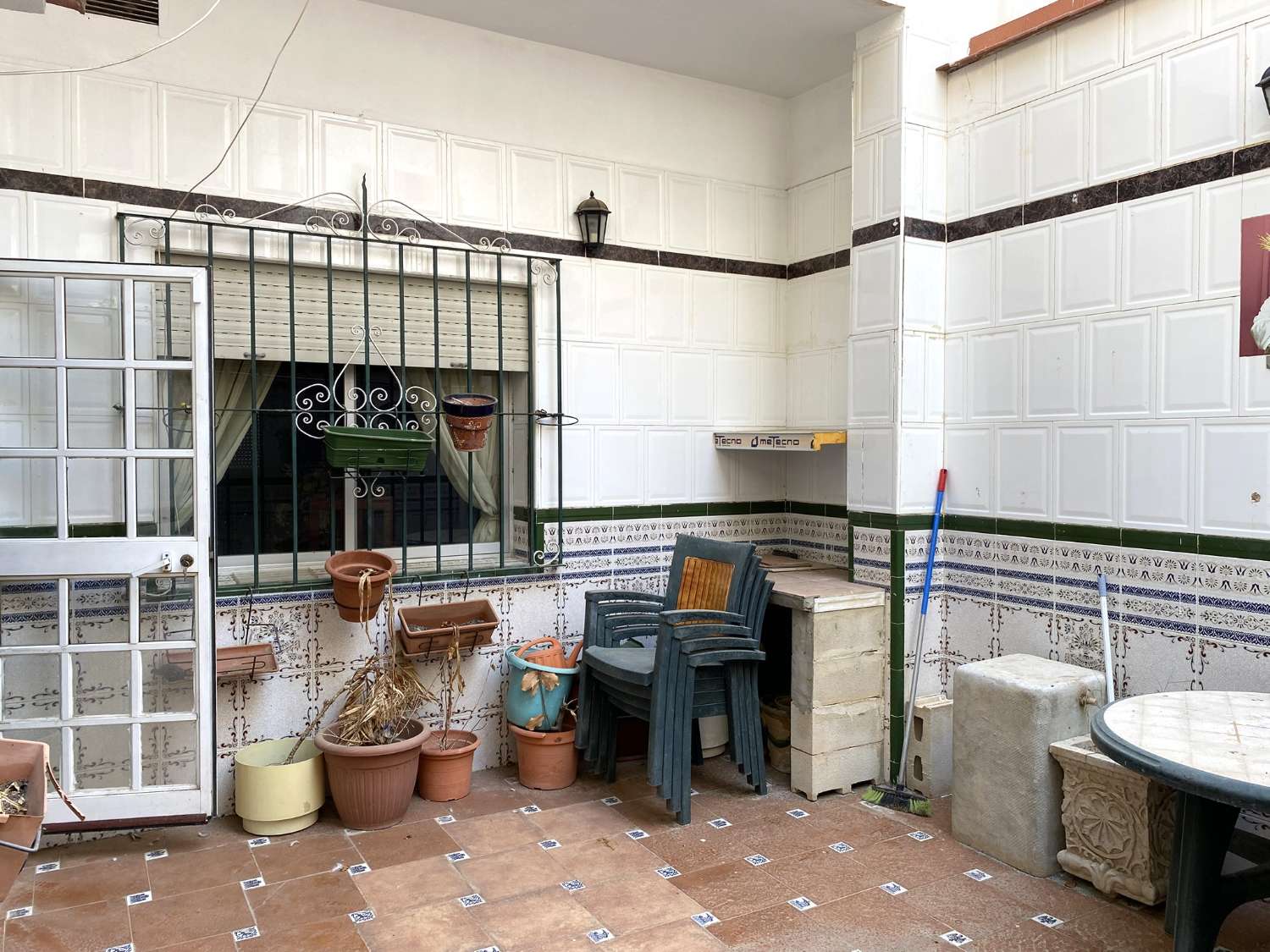 HUS MED TRE SOVRUM BARA NÅGRA MINUTER FRÅN DEN HISTORISKA STADSKÄRNAN I MALAGA
