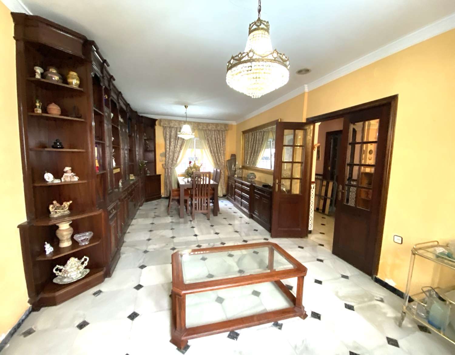 HUS MED TRE SOVRUM BARA NÅGRA MINUTER FRÅN DEN HISTORISKA STADSKÄRNAN I MALAGA