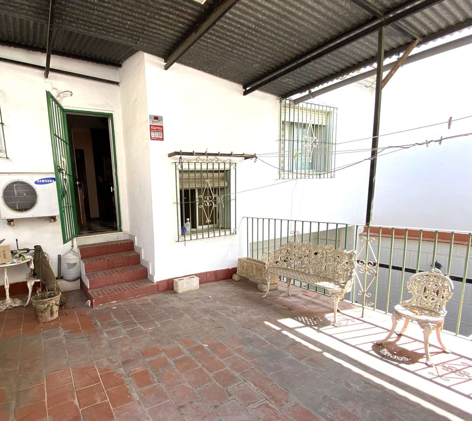 HUS MED TRE SOVRUM BARA NÅGRA MINUTER FRÅN DEN HISTORISKA STADSKÄRNAN I MALAGA