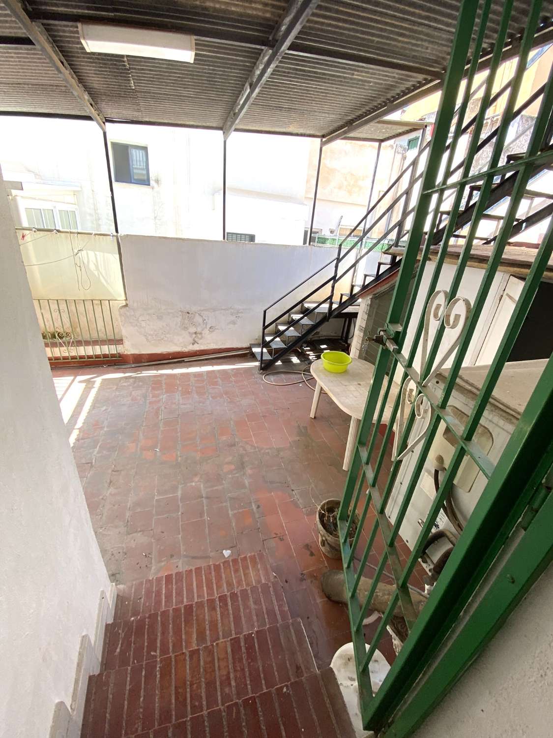 HUS MED TRE SOVRUM BARA NÅGRA MINUTER FRÅN DEN HISTORISKA STADSKÄRNAN I MALAGA