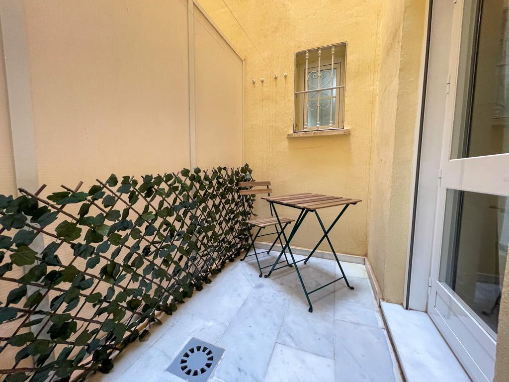 BEL APPARTEMENT AVEC PATIO PRIVÉ