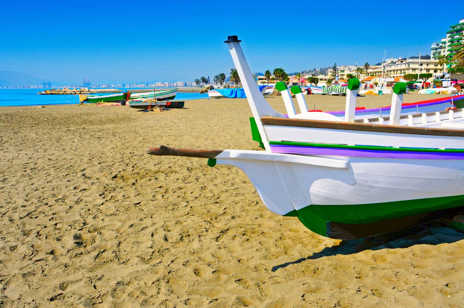 GRAND APPARTEMENT AVEC TERRASSE, PARKING ET DÉBARRAS DANS LA PARTIE BASSE DE PEDREGALEJO