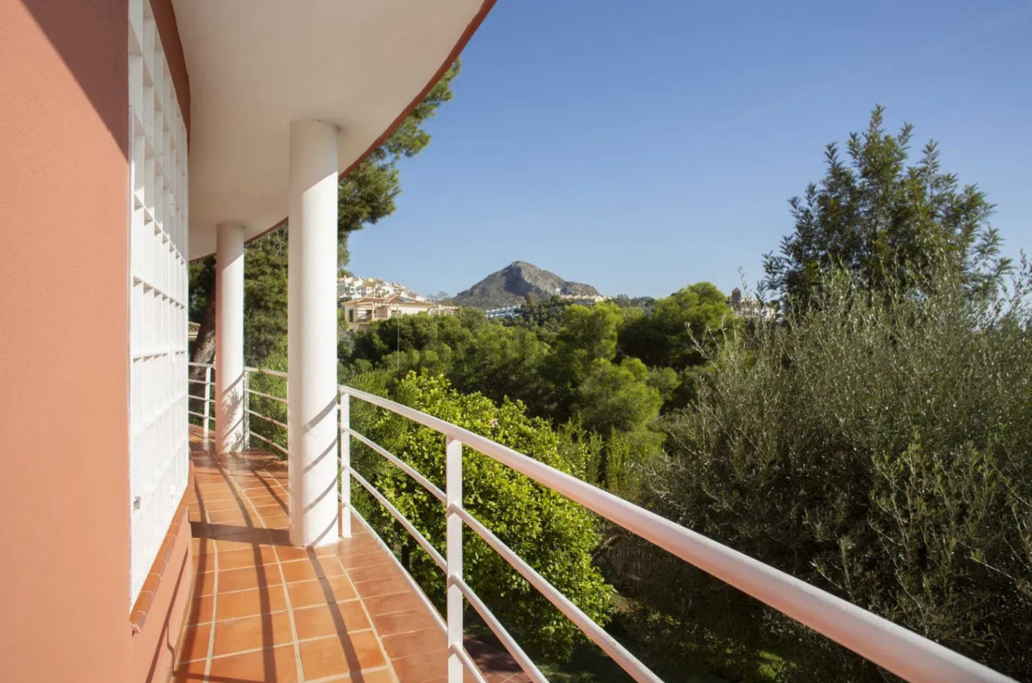 FRITTSTÅENDE VILLA I CERRADO DE CALDERÓN MED HAVUTSIKT – HOUSECLICK.ES