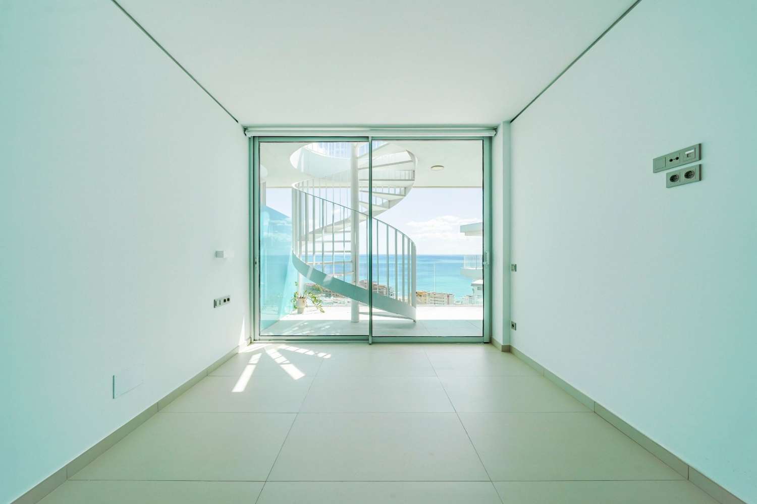 DÚPLEX DE LUJO EN HIGUERÓN CON SOLÁRIUM PRIVADO Y VISTAS PANORÁMICAS AL MAR – HOUSECLICK.ES