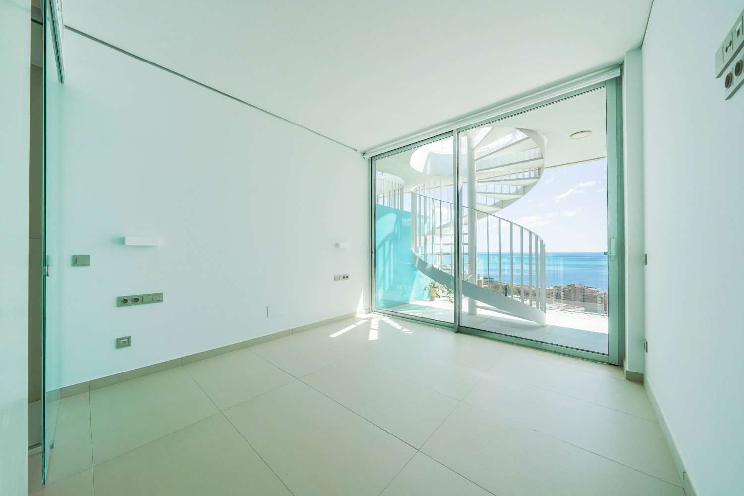 DÚPLEX DE LUJO EN HIGUERÓN CON SOLÁRIUM PRIVADO Y VISTAS PANORÁMICAS AL MAR – HOUSECLICK.ES