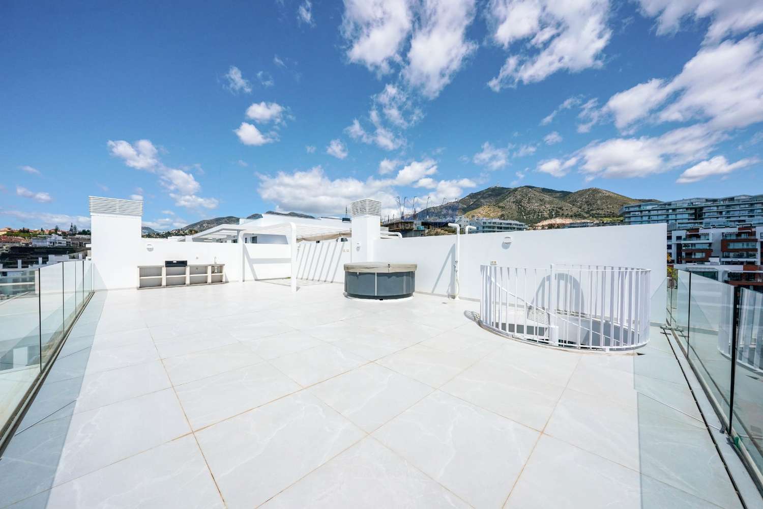 DÚPLEX DE LUJO EN HIGUERÓN CON SOLÁRIUM PRIVADO Y VISTAS PANORÁMICAS AL MAR – HOUSECLICK.ES