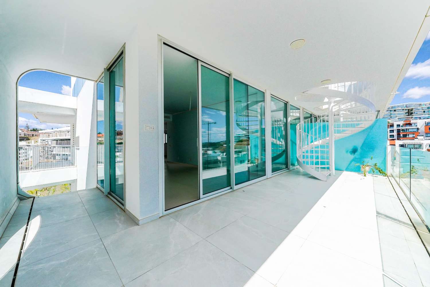 DÚPLEX DE LUJO EN HIGUERÓN CON SOLÁRIUM PRIVADO Y VISTAS PANORÁMICAS AL MAR – HOUSECLICK.ES