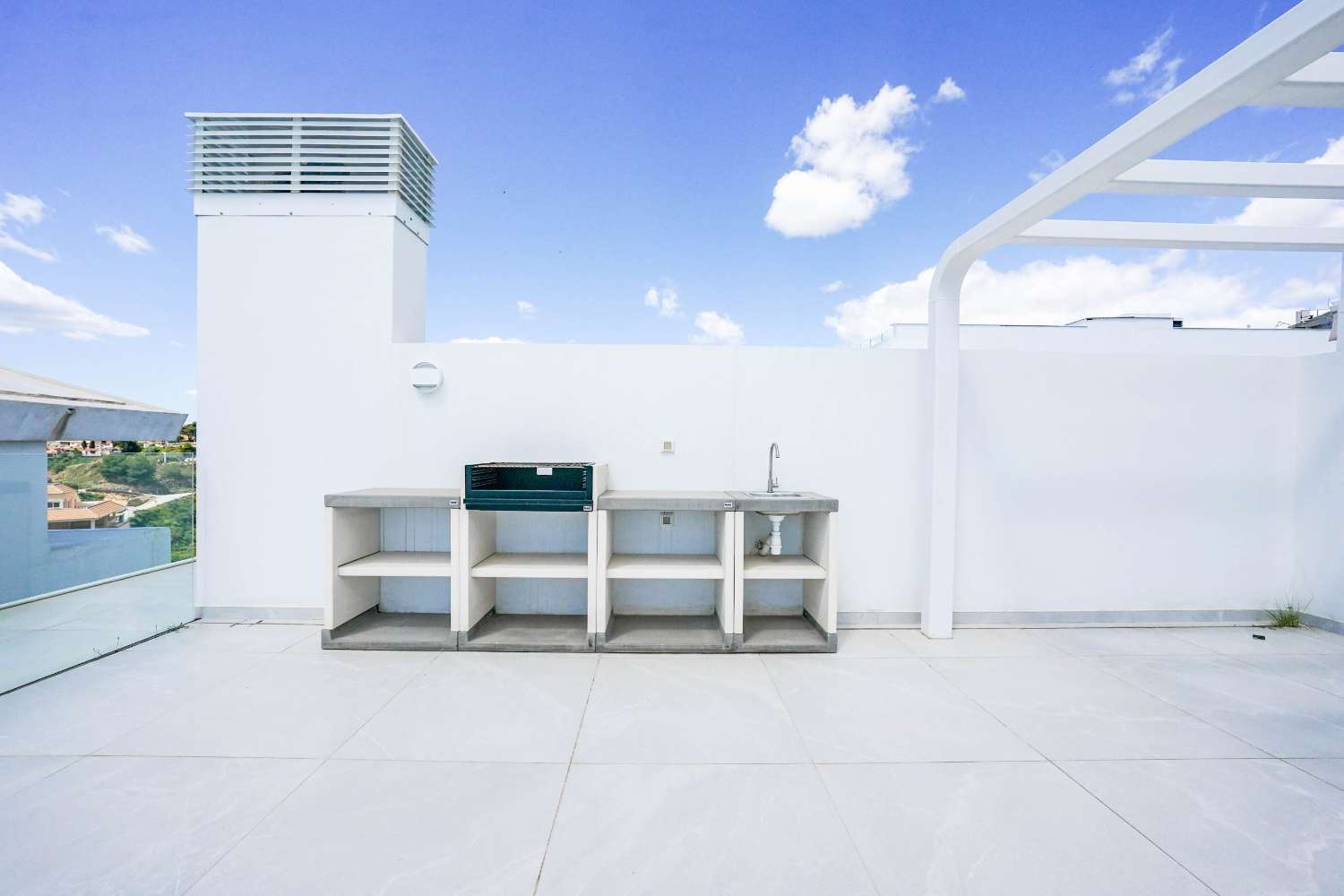 DÚPLEX DE LUJO EN HIGUERÓN CON SOLÁRIUM PRIVADO Y VISTAS PANORÁMICAS AL MAR – HOUSECLICK.ES