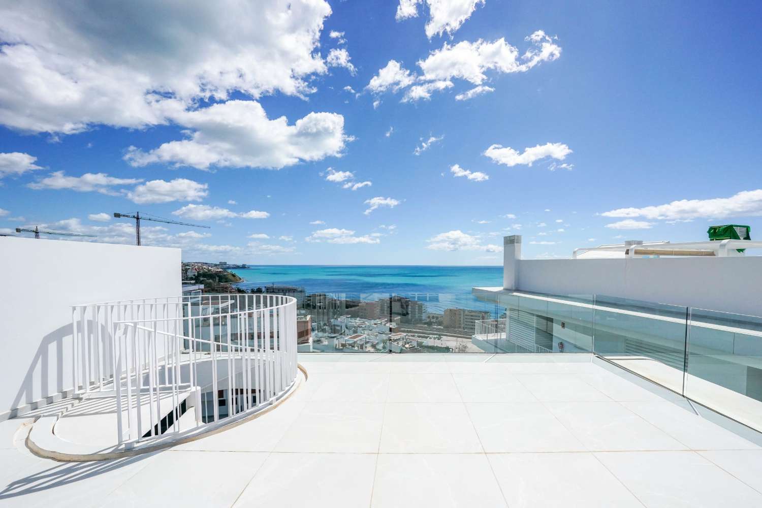 DÚPLEX DE LUJO EN HIGUERÓN CON SOLÁRIUM PRIVADO Y VISTAS PANORÁMICAS AL MAR – HOUSECLICK.ES