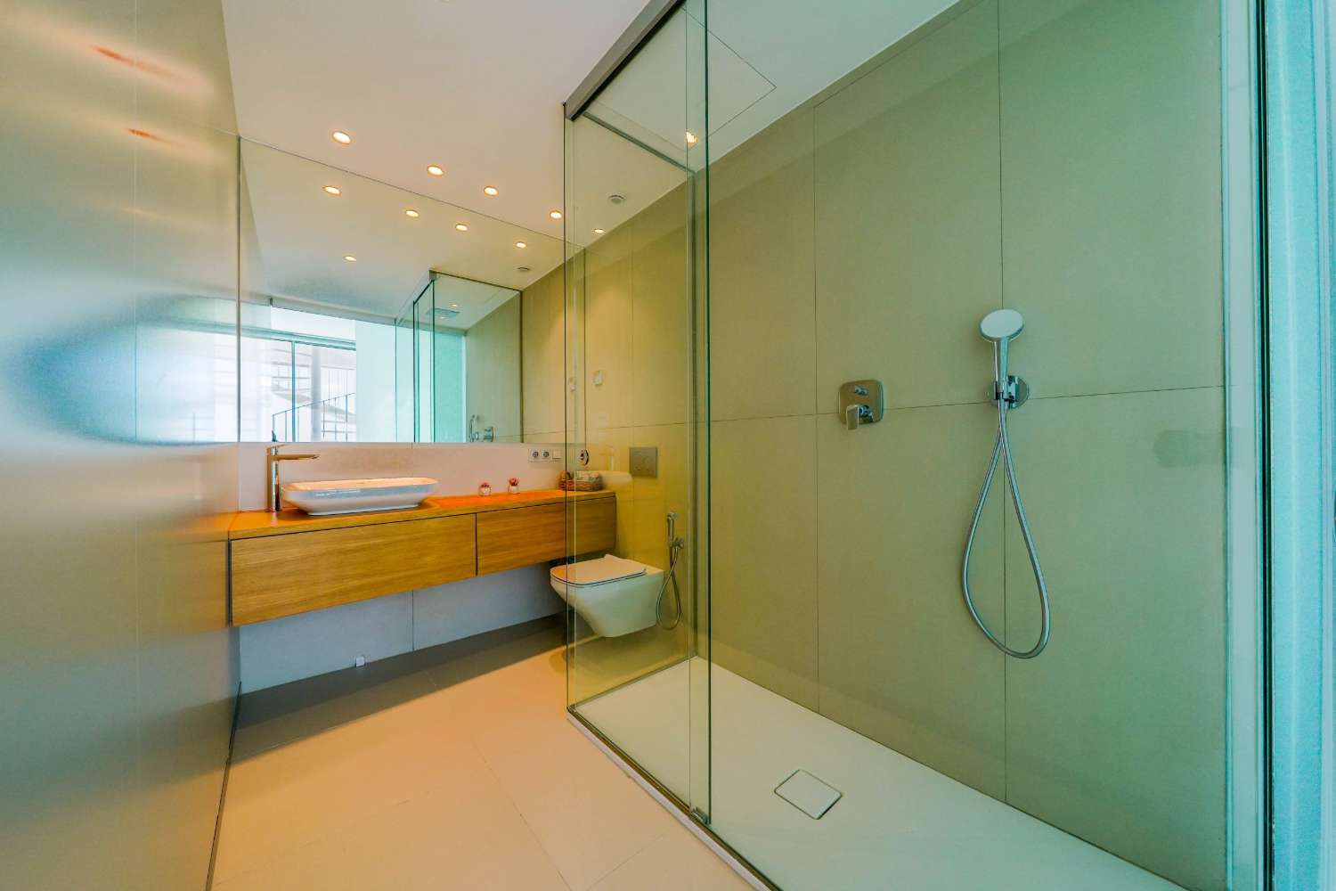 DÚPLEX DE LUJO EN HIGUERÓN CON SOLÁRIUM PRIVADO Y VISTAS PANORÁMICAS AL MAR – HOUSECLICK.ES