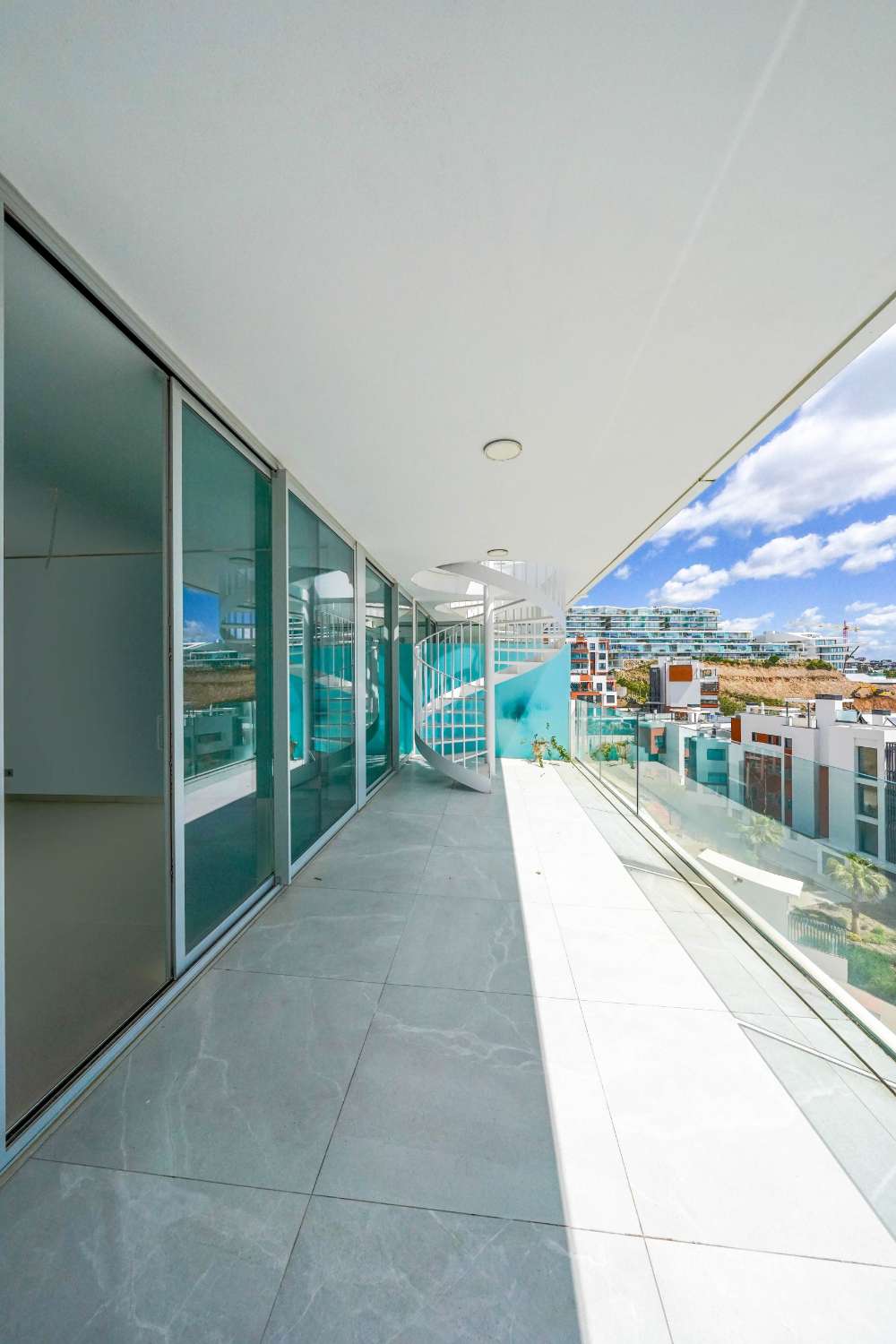 DÚPLEX DE LUJO EN HIGUERÓN CON SOLÁRIUM PRIVADO Y VISTAS PANORÁMICAS AL MAR – HOUSECLICK.ES