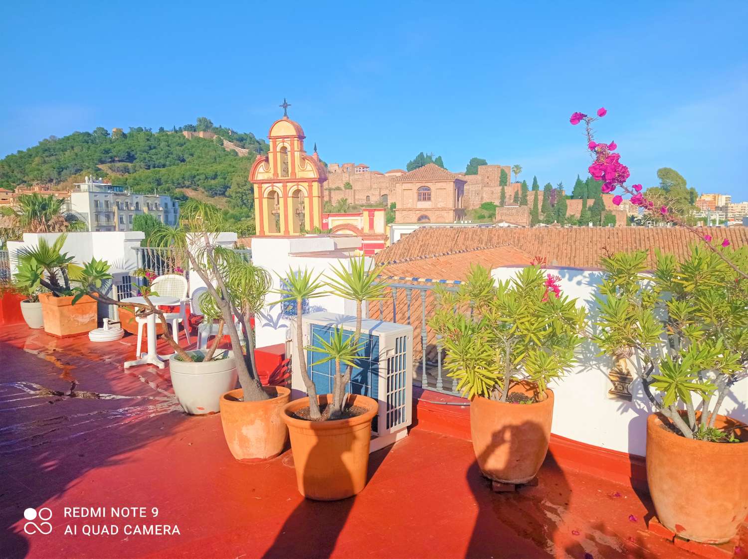 LUXE APPARTEMENT ONLANGS GERENOVEERD, TEGENOVER DE KATHEDRAAL EN ALCAZABA. Terras.