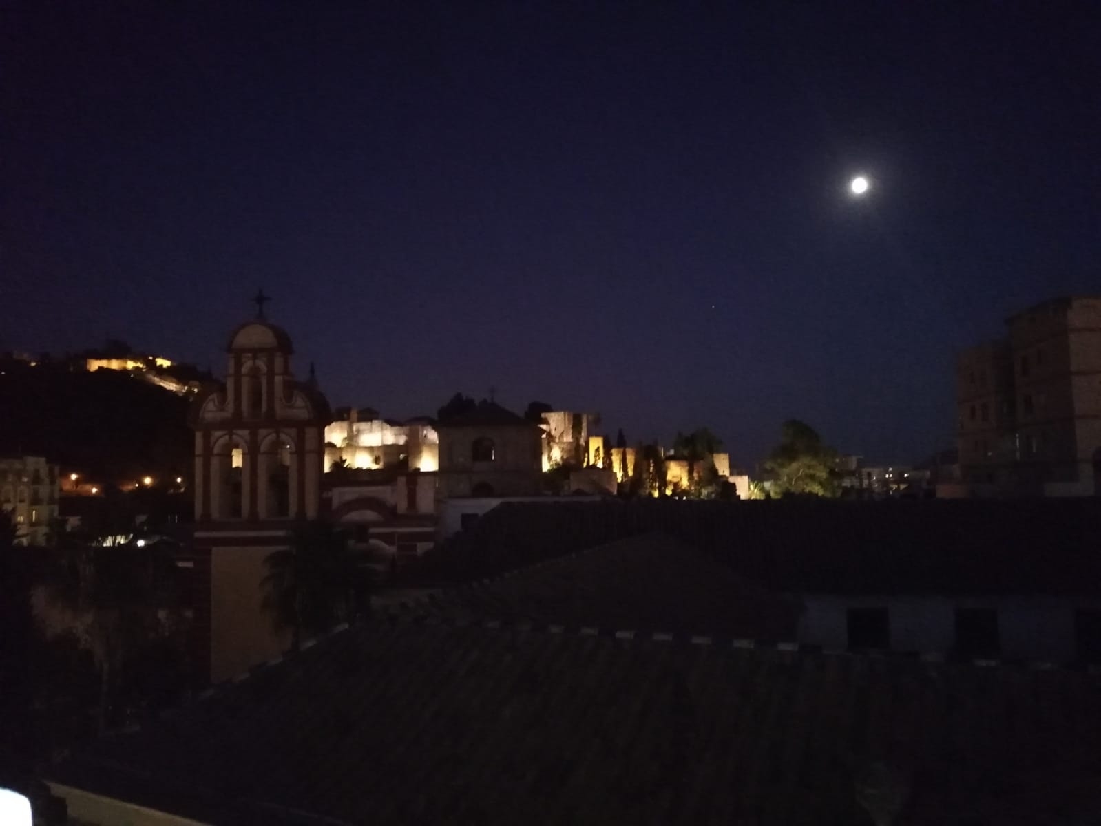 LUXURY APARTMENT VOR KURZEM RENOVIERT, VOR DER KATHEDRALE UND ALCAZABA. Terrasse.