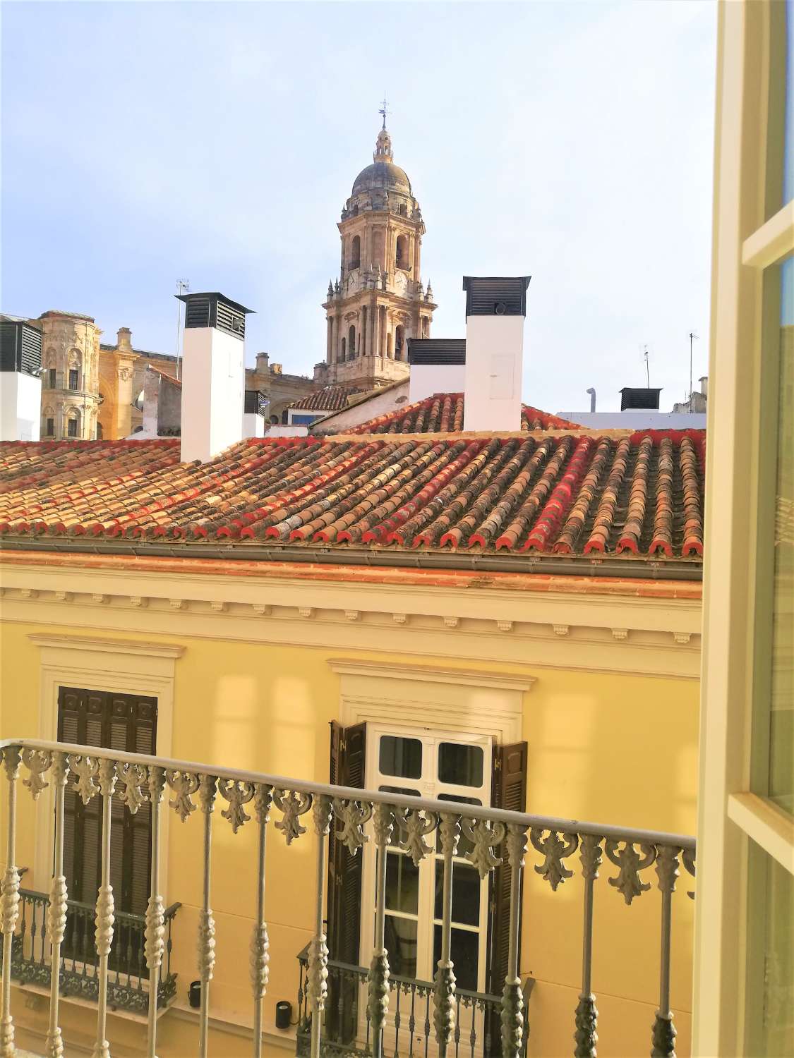 SOLD! LUXURY APARTMENT RECENTLY RENOVATED, IN FRONT OF THE CATHEDRAL AND ALCAZABA. Terrace.