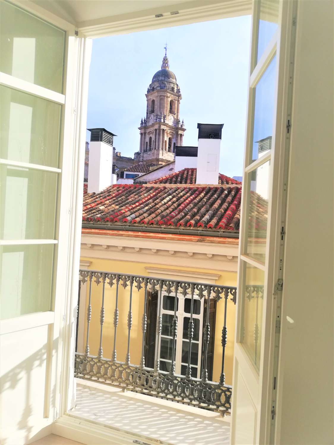 LUKSUS LEJLIGHED FOR NYLIG RENOVERET, FORAN KATEDRALEN OG ALCAZABA. Terrasse.