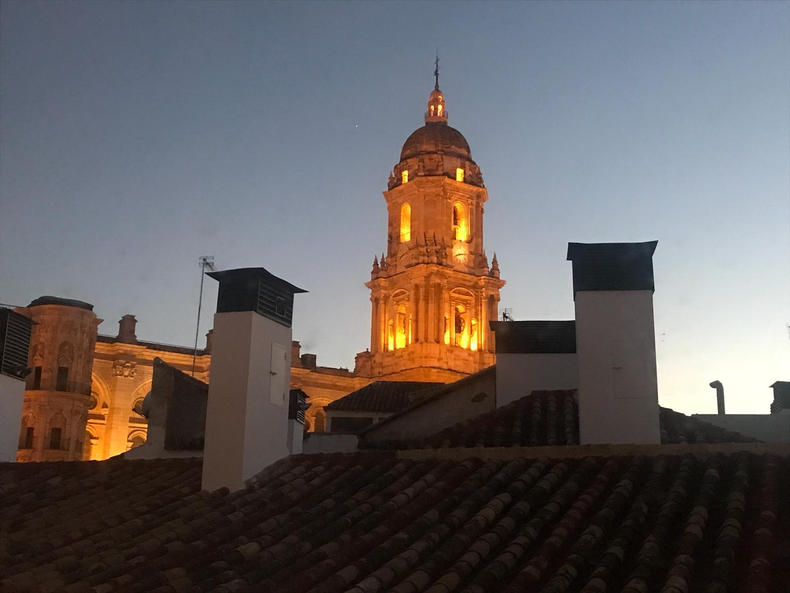 LUKSUS LEJLIGHED FOR NYLIG RENOVERET, FORAN KATEDRALEN OG ALCAZABA. Terrasse.