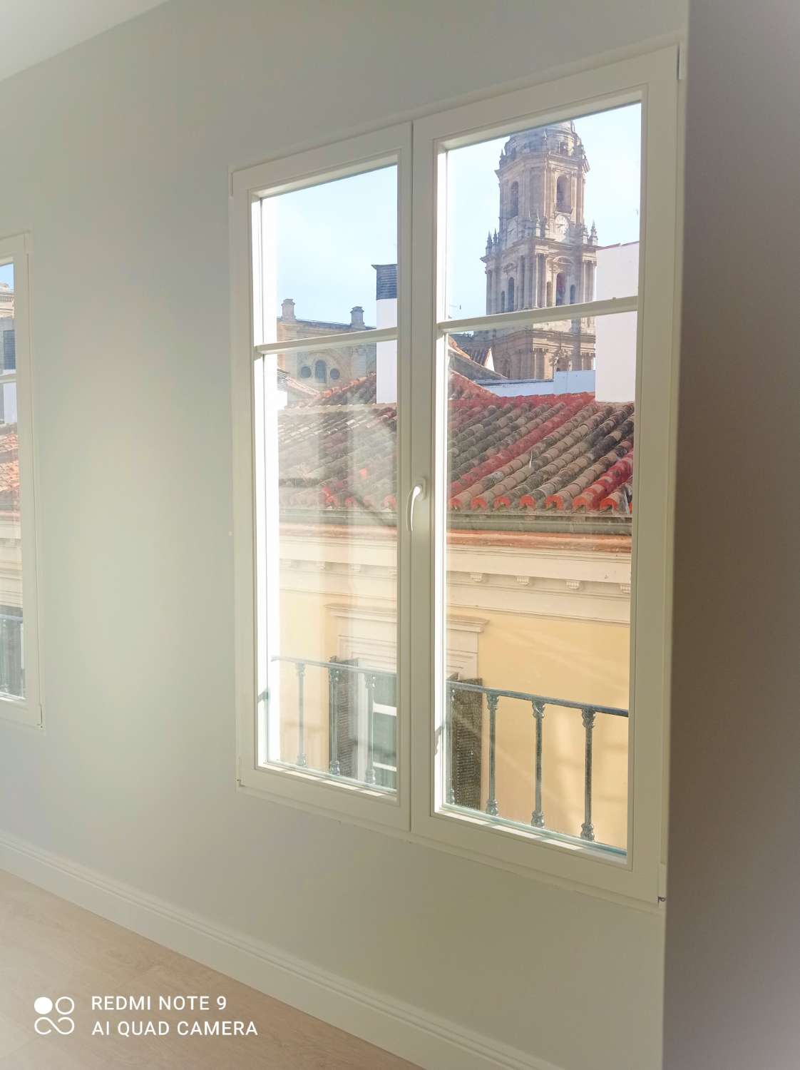 SOLD! LUXURY APARTMENT RECENTLY RENOVATED, IN FRONT OF THE CATHEDRAL AND ALCAZABA. Terrace.